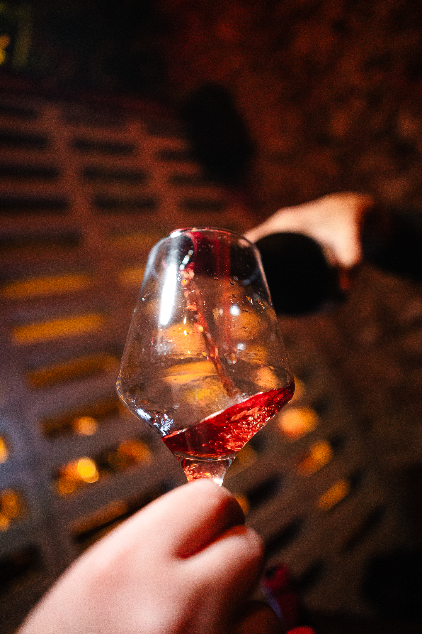 Quien no sabe disfrutar de un vino barato.